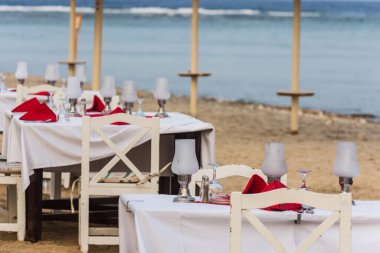 Festival, deniz manzarası yakınındaki kumsalda masalar hazırladı.