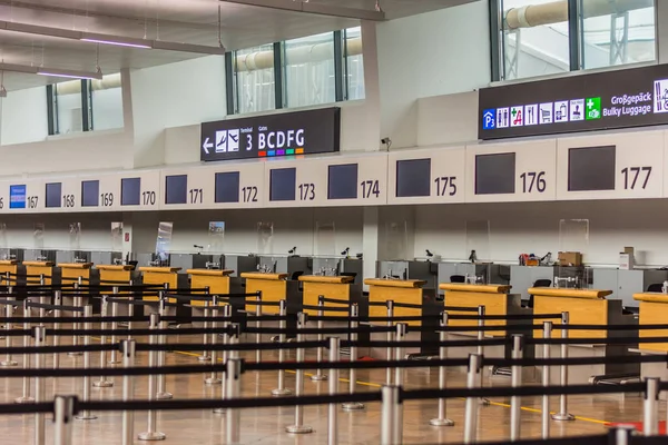 Muchas Barreras Señales Información Los Diferentes Check Aeropuerto — Foto de Stock