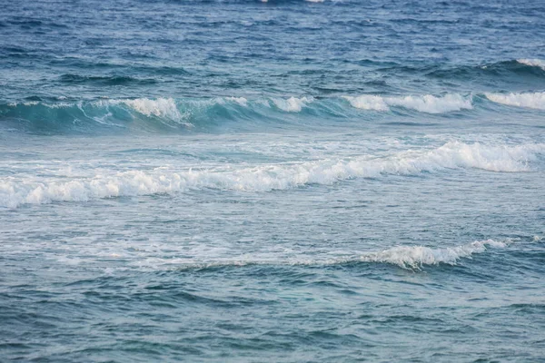 Mısırda Mavi Deniz Suyu Olan Bir Plajda Yüksek Dalgalar — Stok fotoğraf