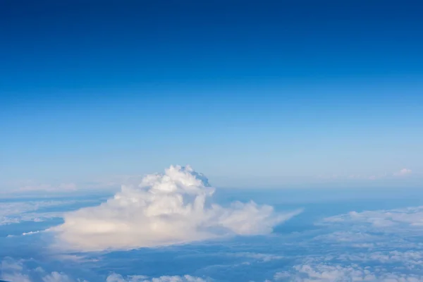 Nuages Étonnants Sur Ciel Bleu Profond Pendant Vol Vacances — Photo