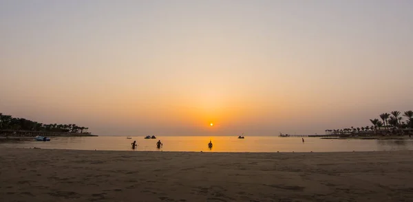 Warm Orange Sun Sunrise Snorkelers Beach Egypt Panorama View — Stock Photo, Image