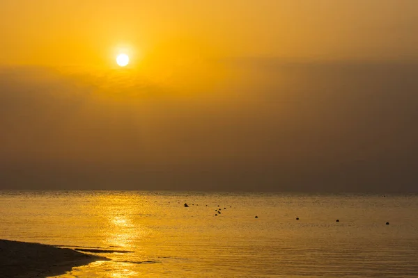 Geweldige Warme Heldere Zon Met Oranje Hemel Aan Zee Vakantie — Stockfoto