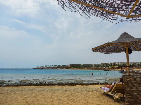 Vista Mare Dalla Spiaggia Sdraiata Sotto Ombrellone Egitto — Foto Stock