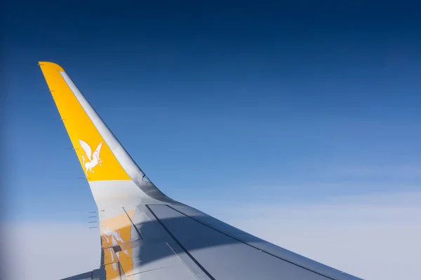 Ala Desde Avión Cielo Azul Profundo Durante Vuelo Vacaciones — Foto de Stock