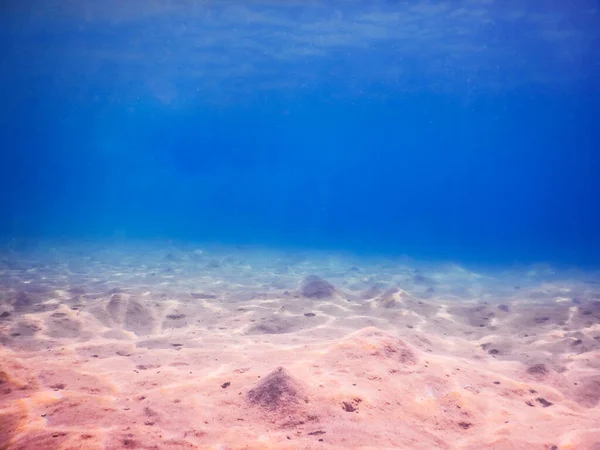 早上潜水时带深蓝色海水的沙质海底景观 — 图库照片