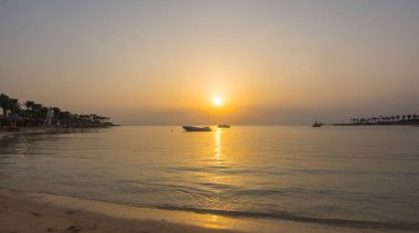 Mısır 'da gün batımında sahilde dalgalar