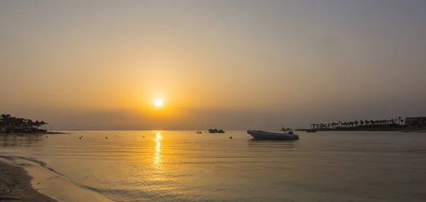 美丽温暖的阳光在海滩和大海度假在埃及全景 — 图库照片