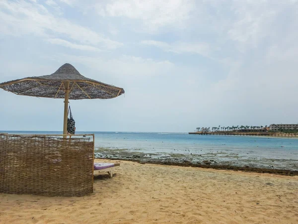 在海滩上的沙滩上 有一个日光浴室的单海滩伞 — 图库照片