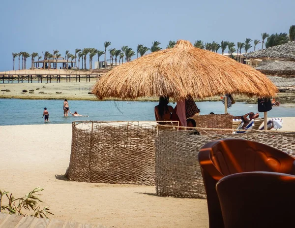 Ein Einziger Sonnenschirm Sandstrand Mit Palmen Ägypten — Stockfoto