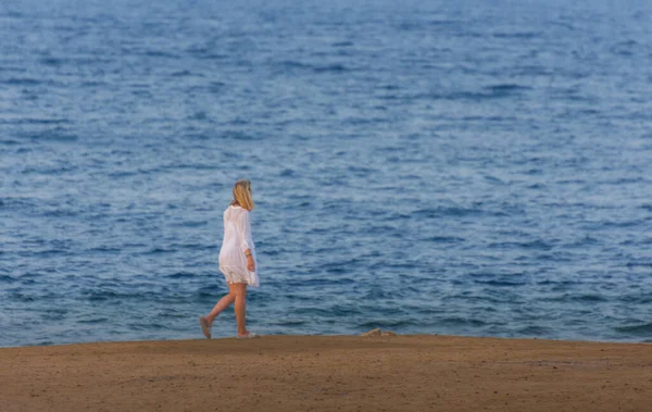 Mujer Joven Soltera Con Vestido Blanco Caminando Playa Mar Vacaciones —  Fotos de Stock