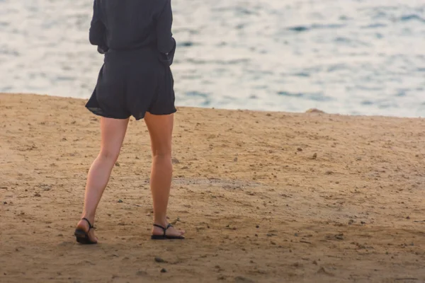 Mujer Joven Vestido Negro Caminando Playa Arena Vacaciones —  Fotos de Stock