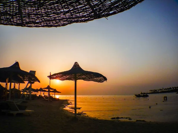 Geweldige Zonsondergang Het Strand Met Parasols Zomer Vakantie — Stockfoto