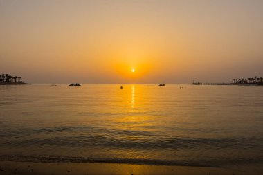 Mısır 'da tatilde ılık gündoğumu sırasında denizde hafif dalgalar