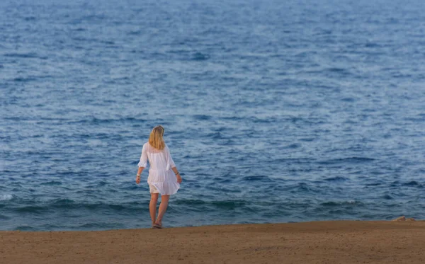 Mujer Joven Con Vestido Blanco Caminando Playa Mar Egipto —  Fotos de Stock