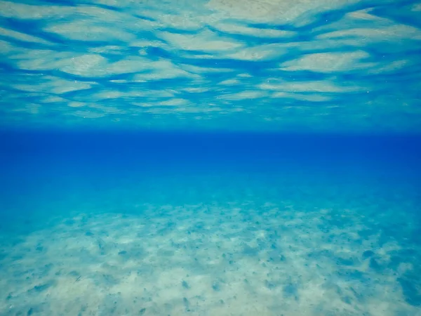 海滩附近美丽的海底景观 海浪轻柔 沙滩沙沙作响 — 图库照片