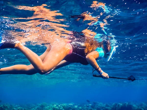 Jeune Femme Plongée Avec Tuba Une Caméra Dans Mer Vacances — Photo