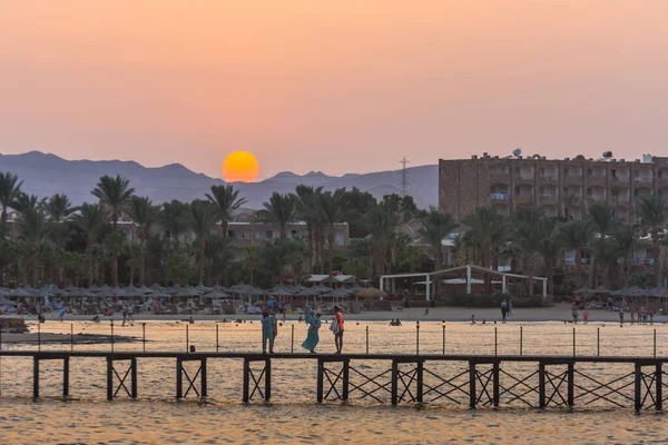 Gran Sol Naranja Sobre Las Montañas Con Palmeras Embarcadero Durante — Foto de Stock