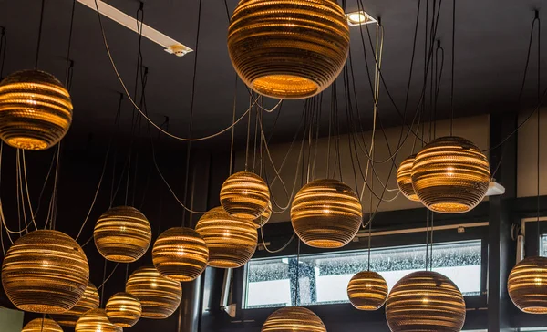 Muchas Lámparas Redondas Con Luz Cálida Restaurante Aeropuerto — Foto de Stock