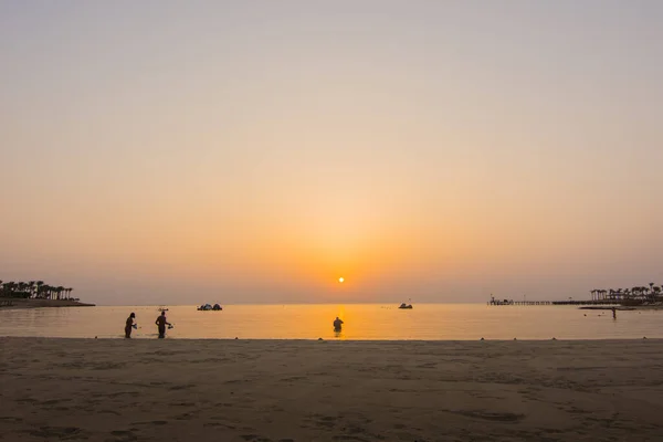 在温暖的日出时分 在埃及海面上游泳的人 — 图库照片