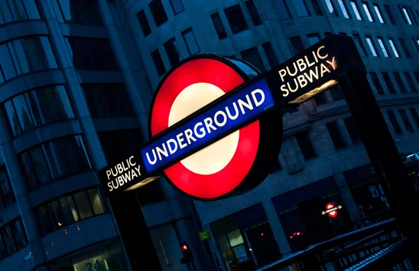 伦敦地铁 undergorund 管标志 — 图库照片