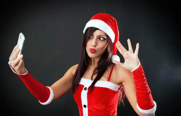 Menina sexy bonita vestindo roupas de Papai Noel com smartphone — Fotografia de Stock