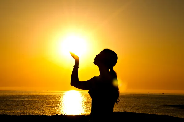 Ženská silueta polibek slunce — Stock fotografie