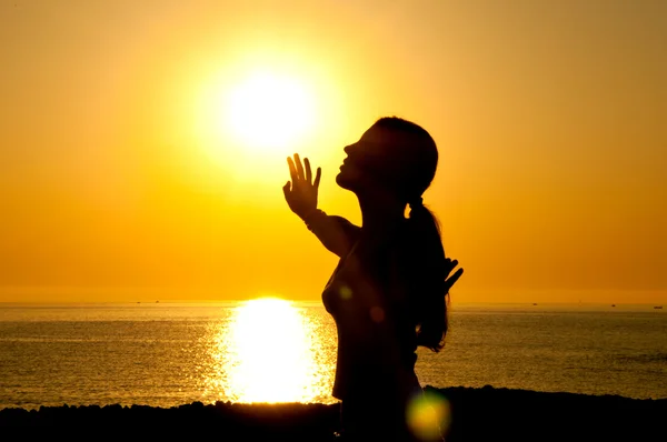 Silueta ženy na slunci — Stock fotografie