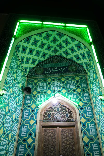 Mosquée la nuit avec des feux verts — Photo