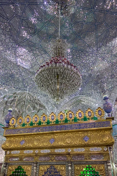 Intérieur d'une mosquée miroir à Yazd — Photo