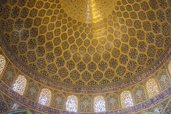 Dome of Sheikh Lotfollah mosque in Esfahan — Stock Photo, Image