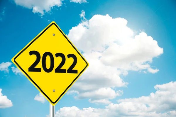 Mavi Gökyüzünde Yol Işaretinin Boyutlu Çizimi 2022 Yılını Temsil Ediyor — Stok fotoğraf
