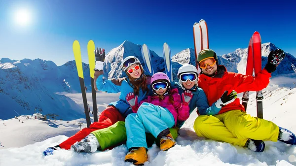 Ski, snow, sun and winter fun — Stock Photo, Image