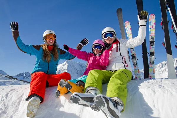 Ski, snow, sun and winter fun — Stock Photo, Image