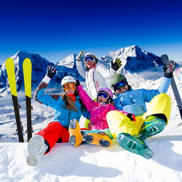 Ski, Schnee, Sonne und Winterspaß lizenzfreie Stockfotos