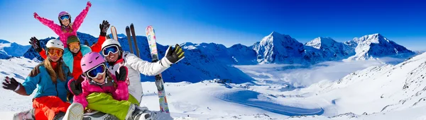 Ski, Schnee, Sonne und Winterspaß lizenzfreie Stockbilder