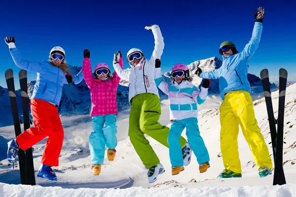 Skifamilie. Stockbild