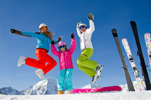 Esquí, nieve, sol y diversión invernal —  Fotos de Stock