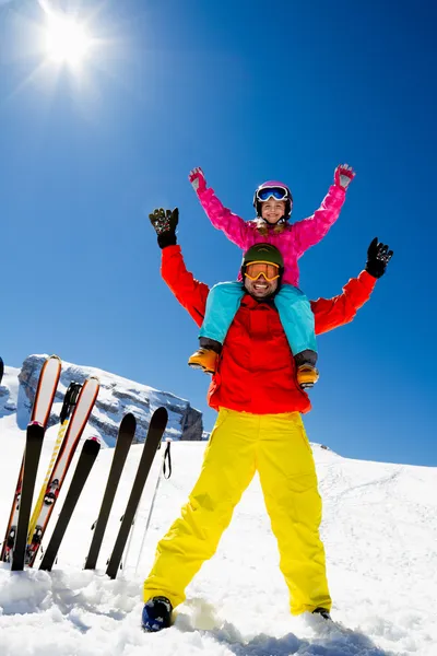 スキー、雪、太陽と冬の楽しみ — ストック写真