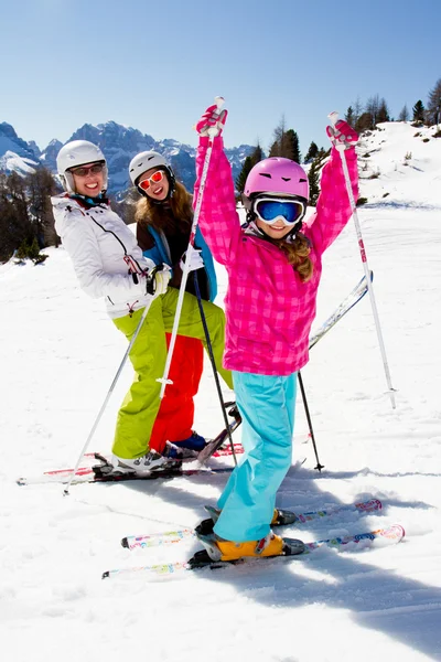 スキー、雪、太陽と冬の楽しみ — ストック写真
