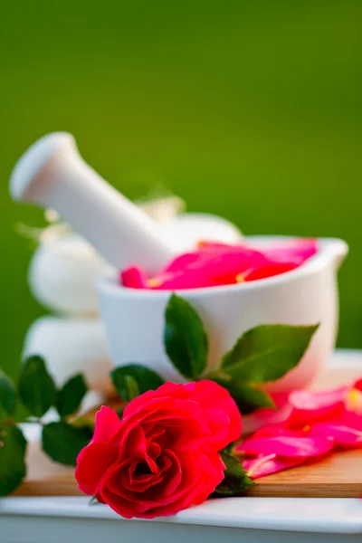 Лепестки роз в растворе — стоковое фото