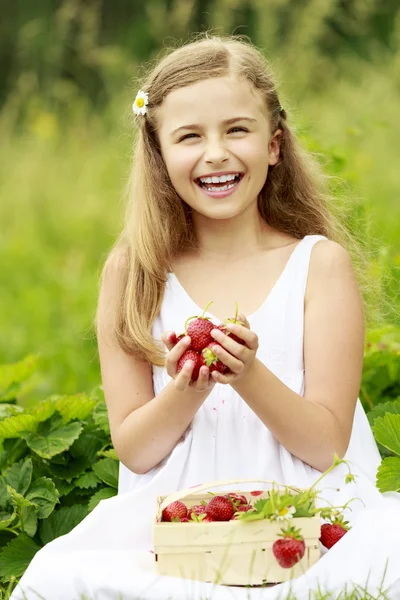 Temps de fraise - jeune fille avec des fraises cueillies dans le gar — Photo