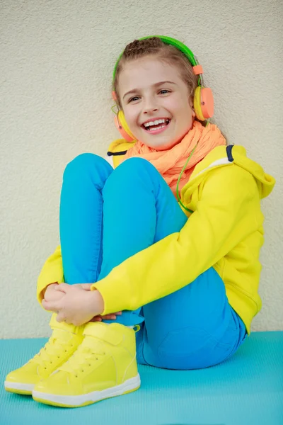 Young girl enjoying music — Stock Photo, Image