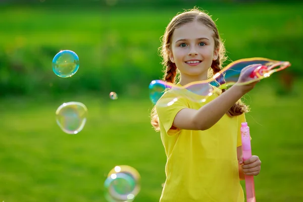 Καλοκαίρι χαρά, νεαρό κορίτσι παίζει με σαπουνόφουσκες — Φωτογραφία Αρχείου