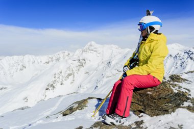 Kayak, kayakçı, kış sporu - panoramik manzarayı kayakçı