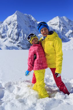 Kayak, kış, kar, güneş ve eğlence - aile kış keyfi