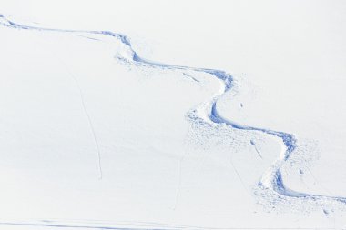 Kayak, kar - freeride toz karda izler