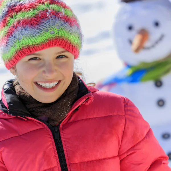 Kış eğlence, mutlu bir çocukluk kardan adam ile oynama