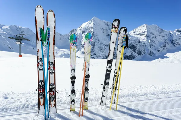Estação de esqui, montanhas e equipamentos de esqui em pista de esqui — Fotografia de Stock