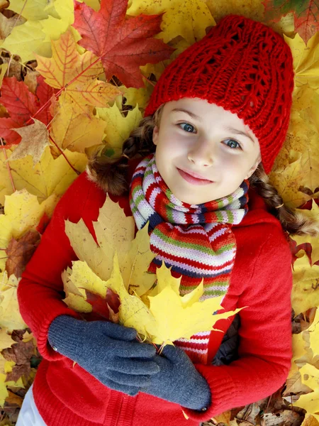 Őszi fun - szép a lány, egy jó őszi levelek — Stock Fotó