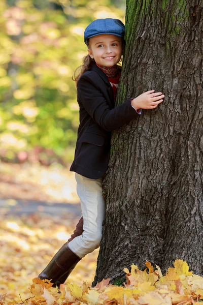 Otoño chica de la moda - chica encantadora tiene una diversión en el parque de otoño —  Fotos de Stock